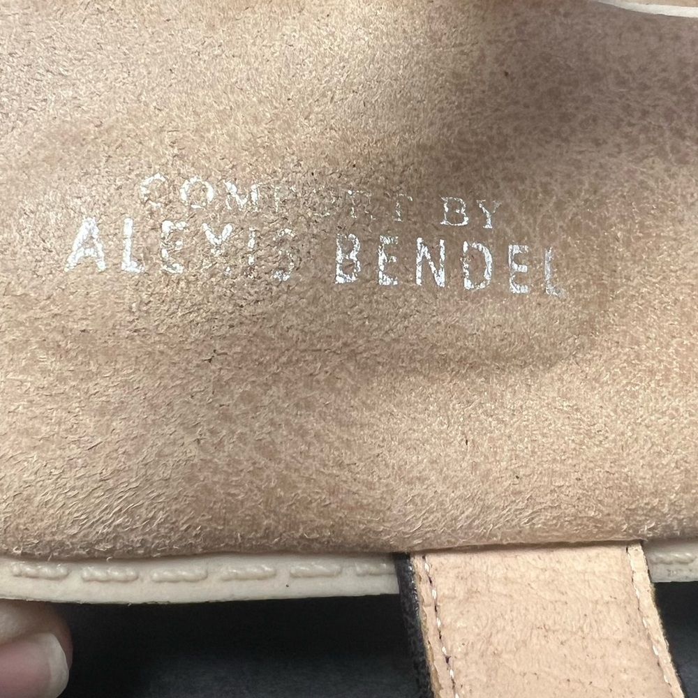 Comfort by Alexis Bendel- Clover Sandals-‎ Size:8, Pre- Owned - Picture 4 of 6